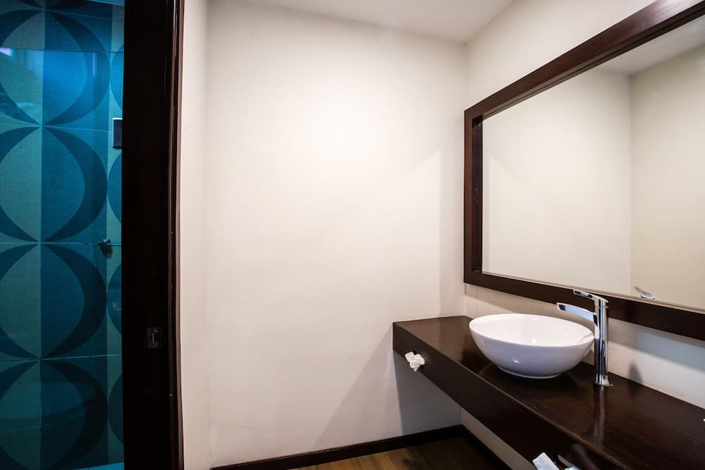 Blaze Hotel & Suite