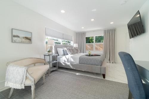 West Palm Beach Elegant 5BR with Hot Tub and Fire Pit Near Beach