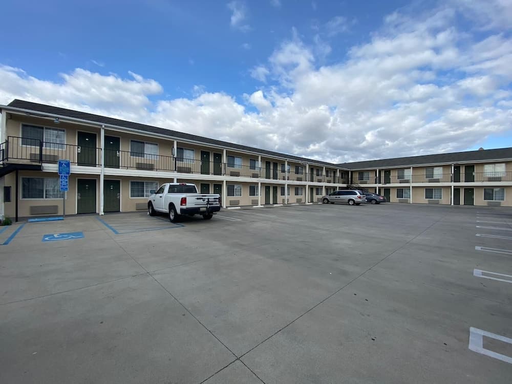 Colonial Motel