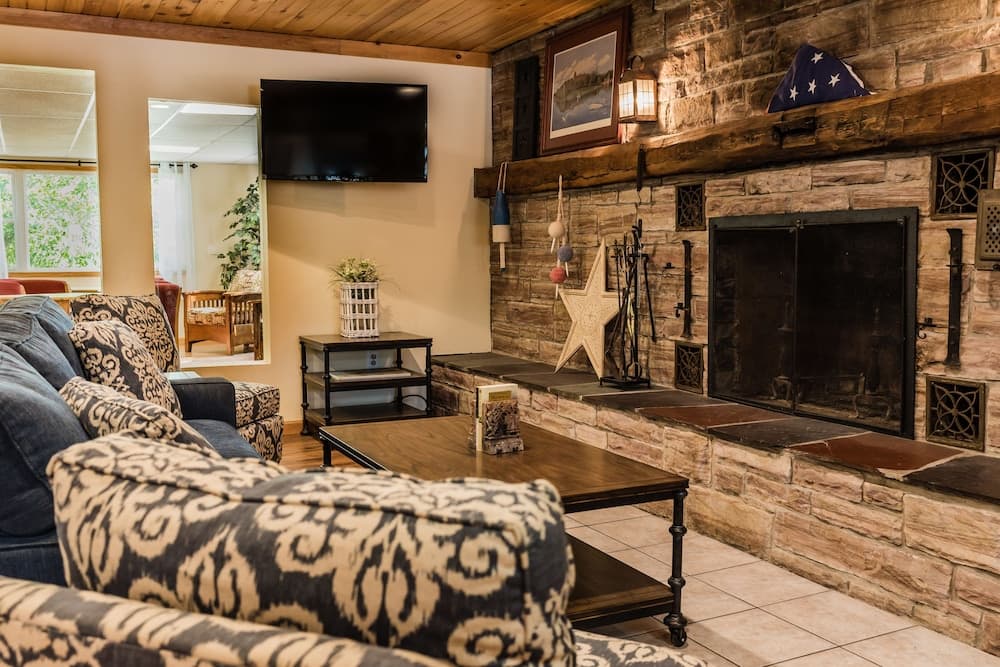 Capt.'s Inn & Suites