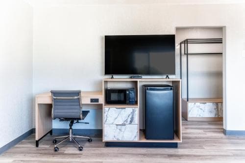 Pacific Inn & Suites