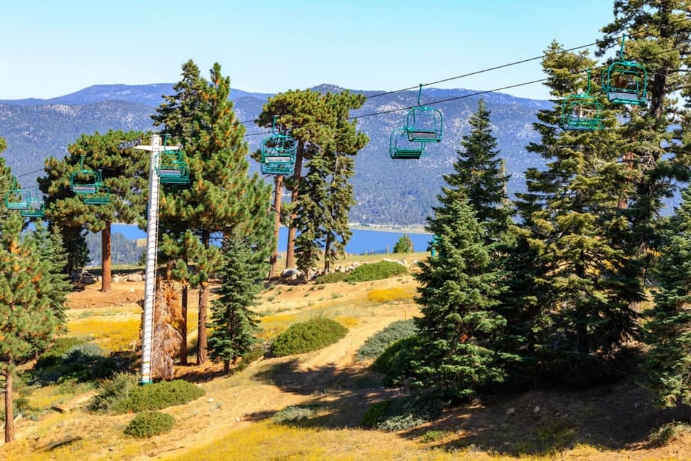 Avalon Retreat - A well-furnished cabin with a pool table and a Hot Tub!