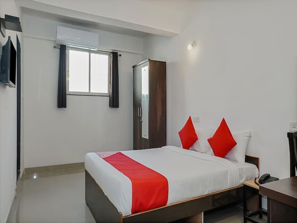 OYO Flagship 23990 Manjari