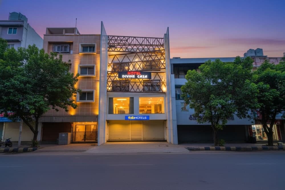 Fabhotel Divine Casa