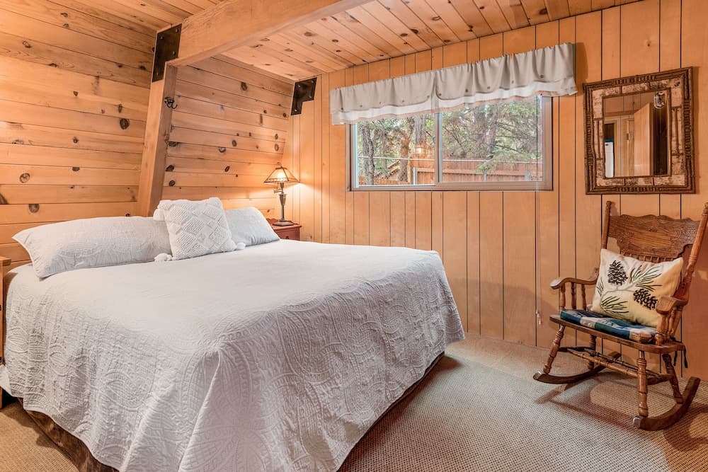 Moonridge Retreat - 6BR, Walk to Bear Mountain, Foosball Table, BBQ