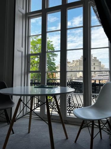 Stunning 1Bd with Castle View