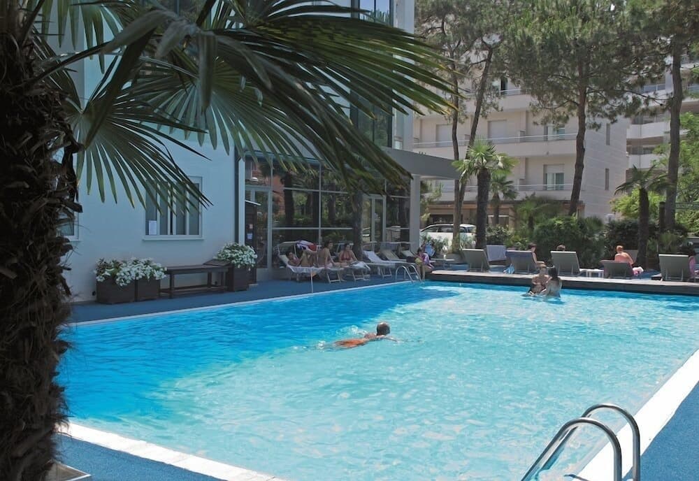 Hotel Carillon