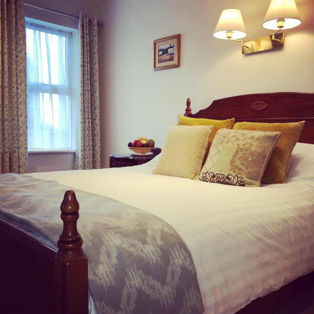 Tully s Hotel