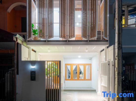 Modern Style Townhome /2BR near CNX moat