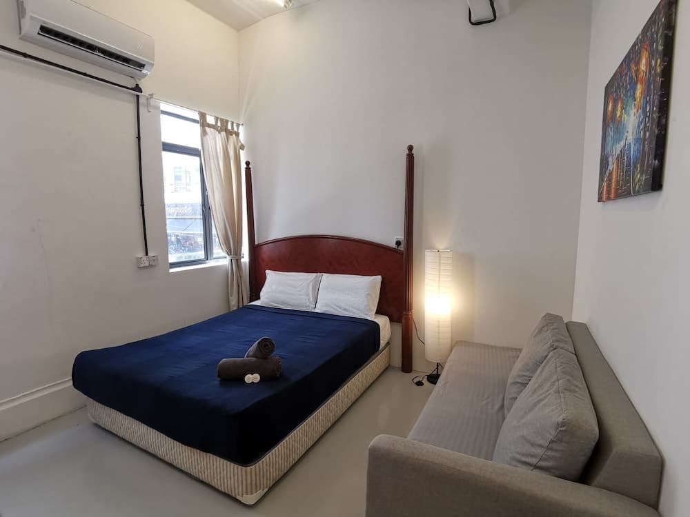 Hawk Hotel & Hostel
