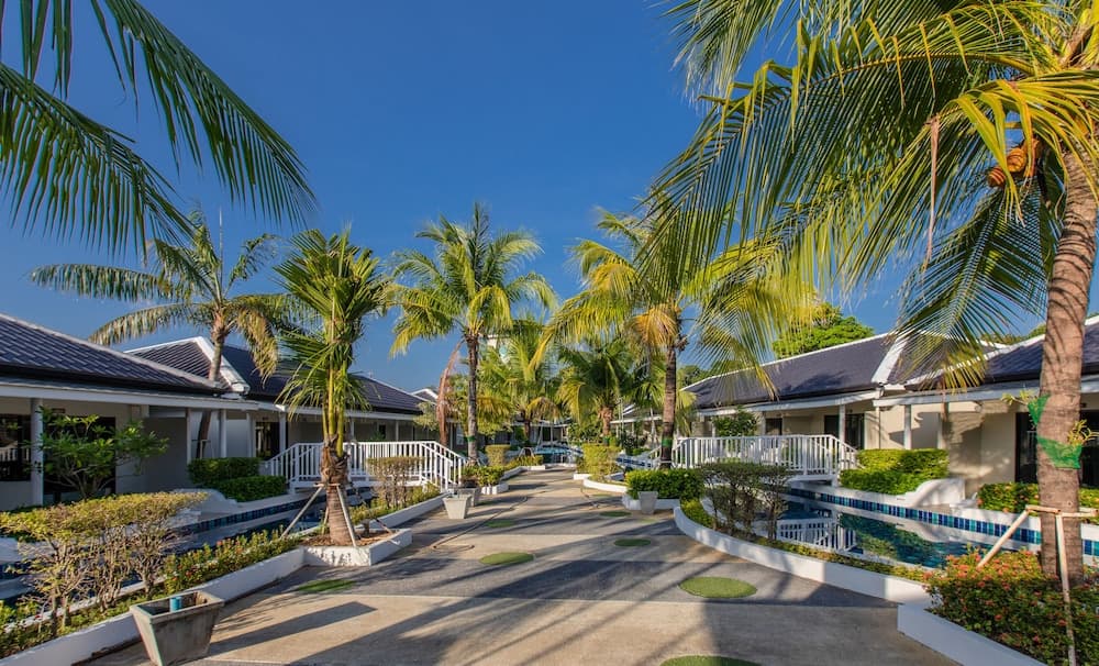 Tuana Hotels Brook Pool Access