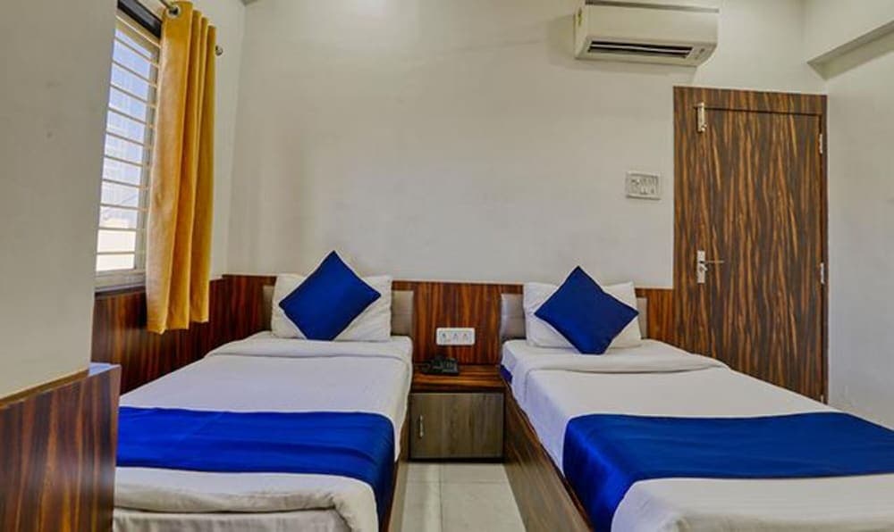 Fabhotel Ten Eleven