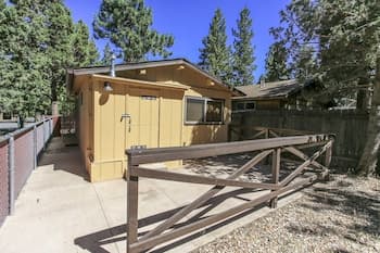 The Beary Cozy Cabin, Huge Snow Play Area!
