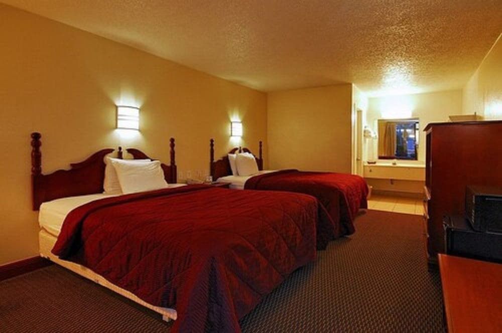 Super 6 Inn & Suites