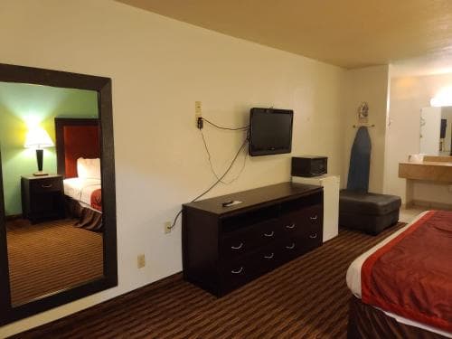 Red Carpet Inn & Suites