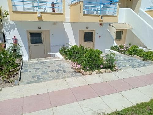 Leonidas Hotel and Studios