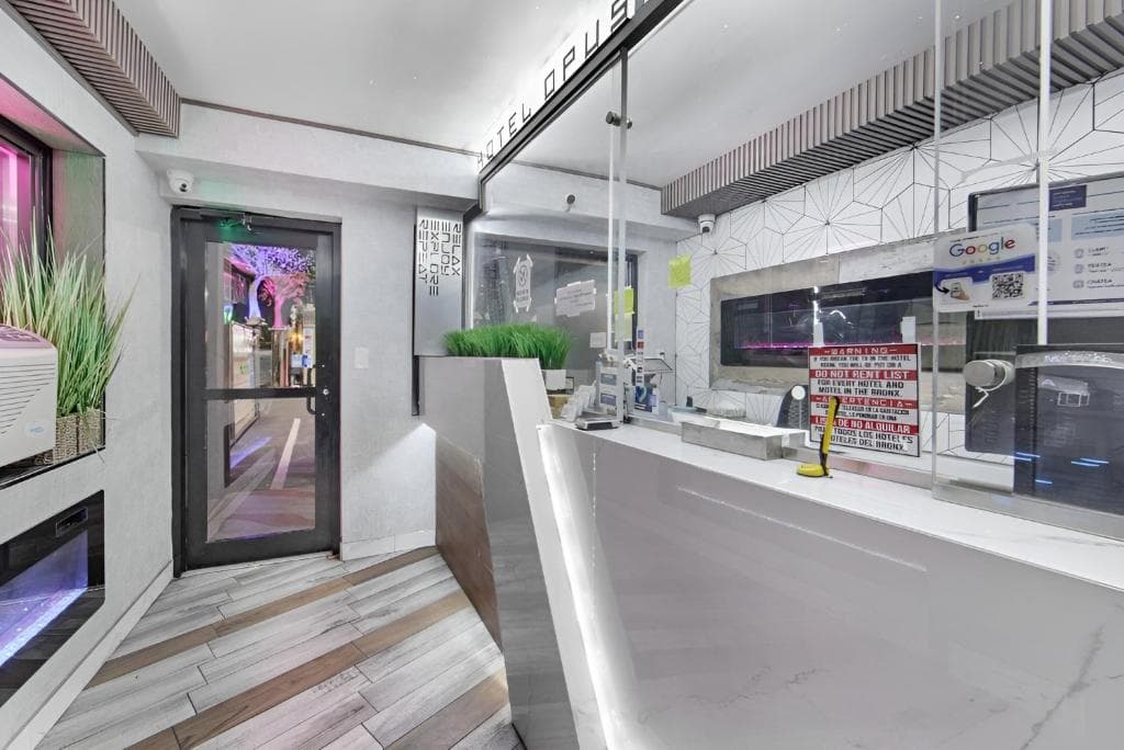 Hotel OPUS Bronx Near Bay Plaza Mall