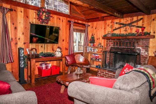 Little Bear Hug - Pet Friendly, Fireplace, Deck, Barbecue