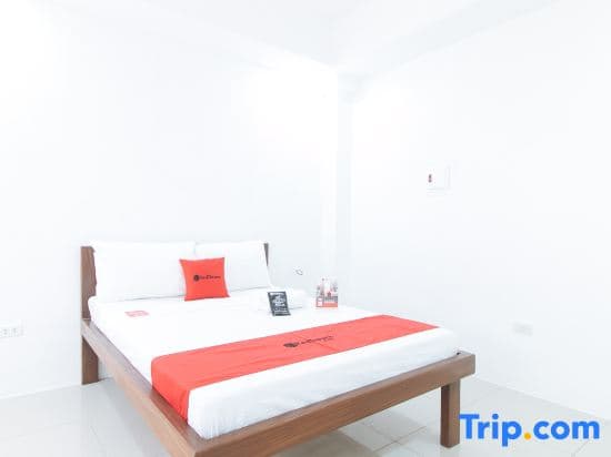 RedDoorz Plus at DBuilders Poblacion BGC
