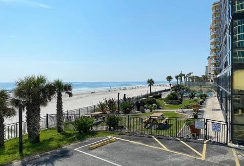 Oceanside inn Daytona Beach right on the sand#711