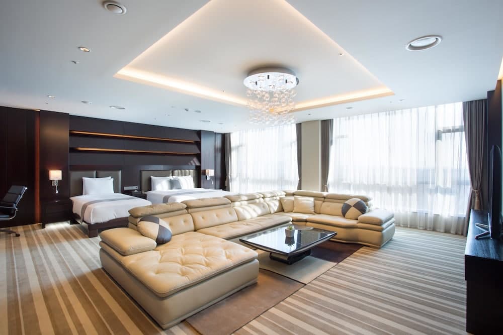 Isquare Hotel