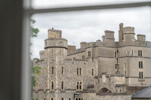 Stunning 1Bd with Castle View