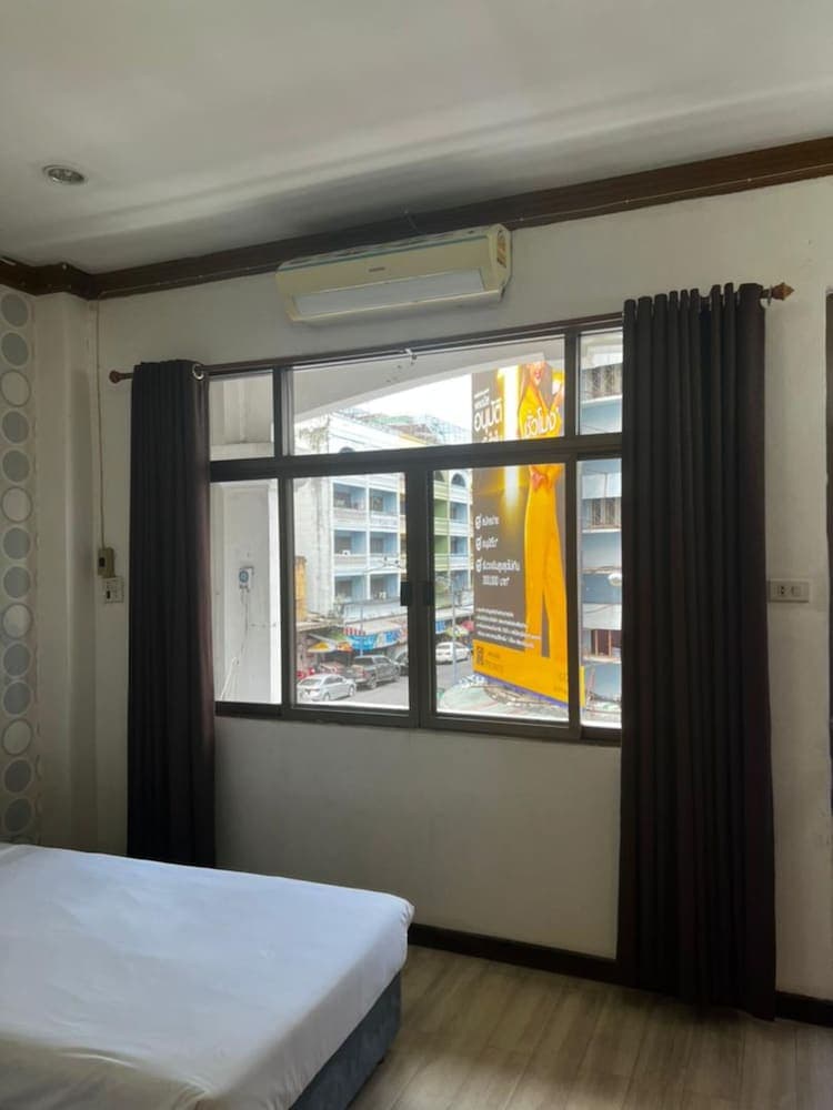 Sandee Room