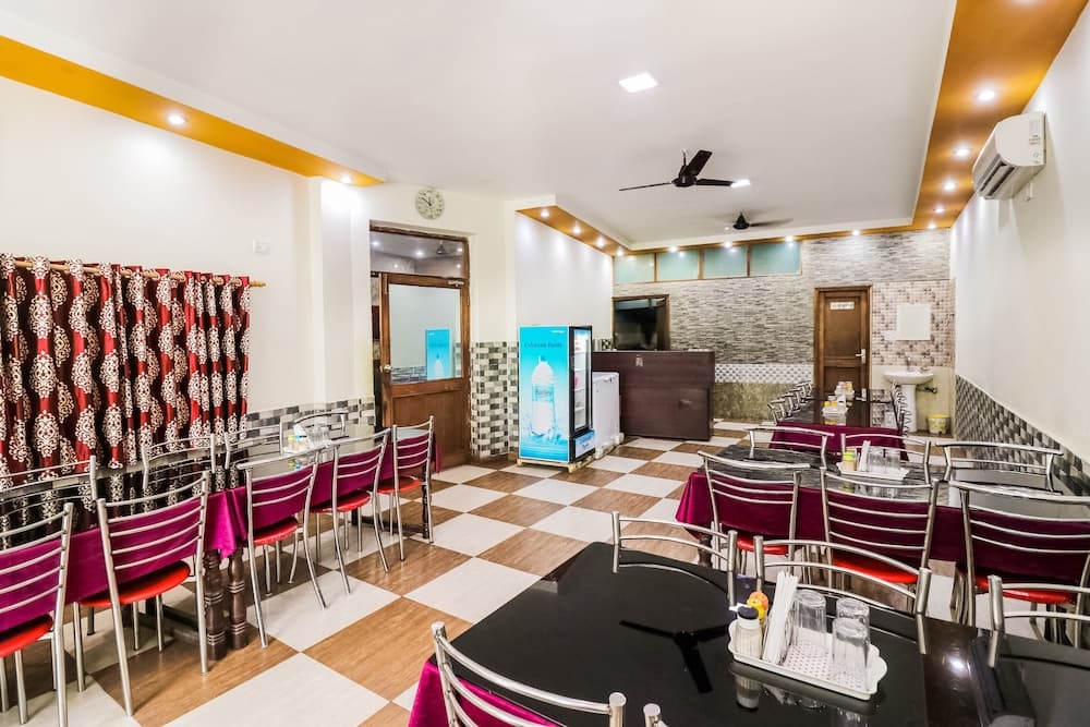 OYO 9848 Hotel Dev Palace
