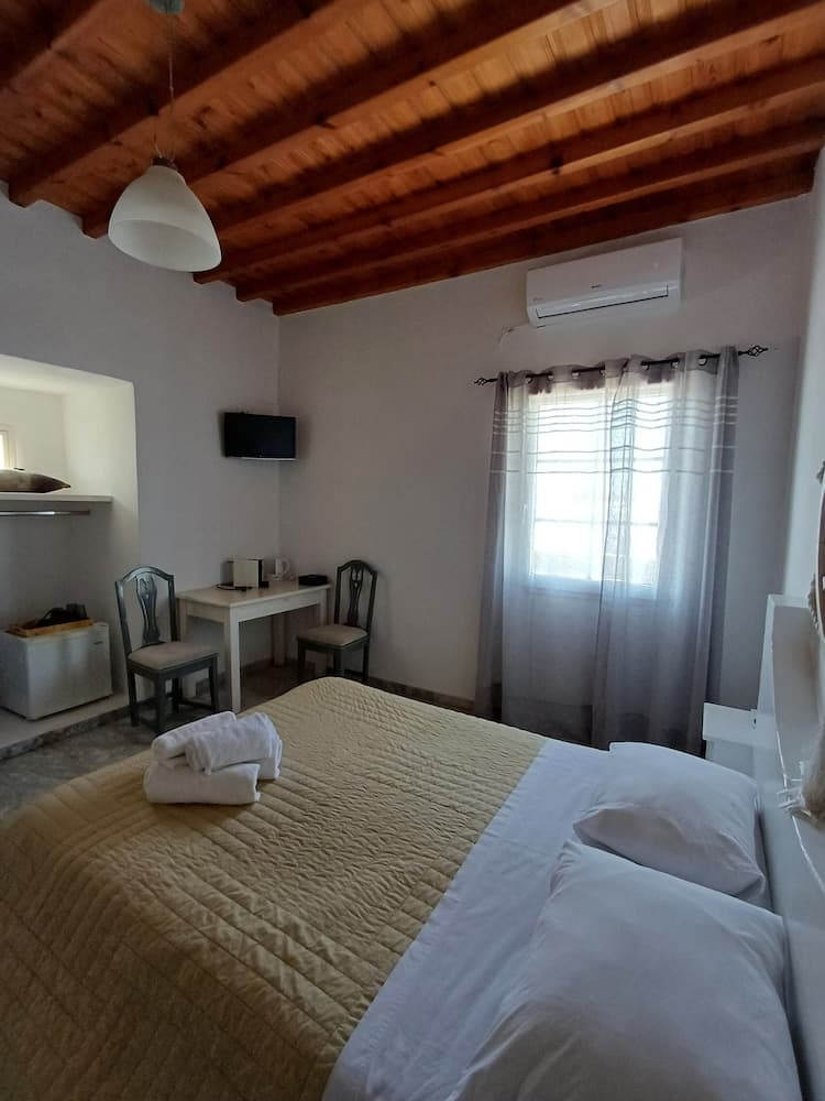 Manos Rooms