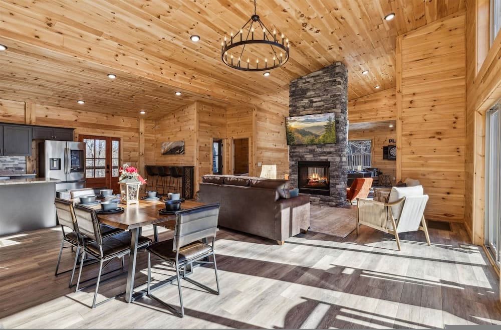 Brand New Cabin Wfire Pit, Hot Tub, Gameroom
