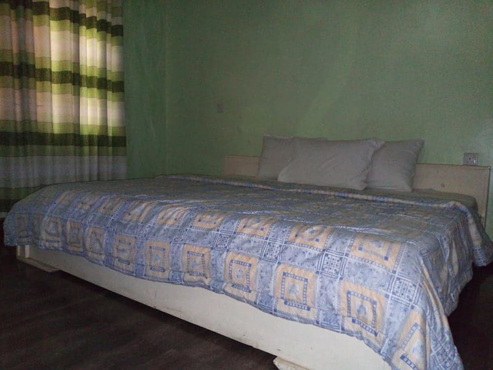 First Laurel Hotel & Suites