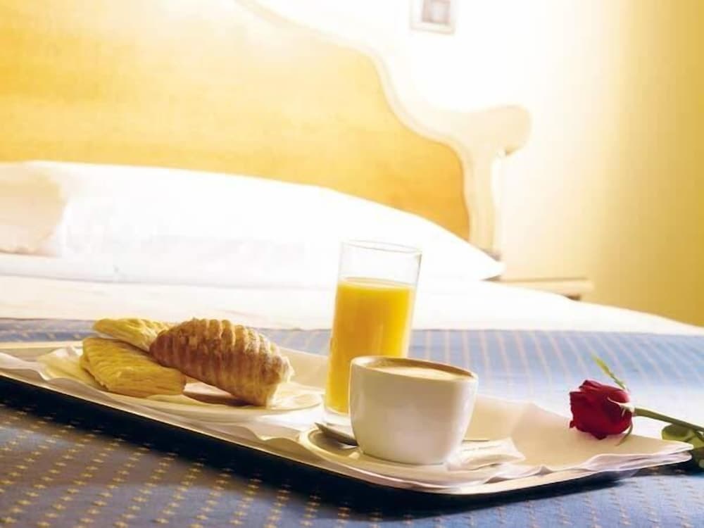 Jet Hotel