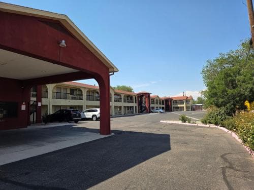 American Inn & Suites