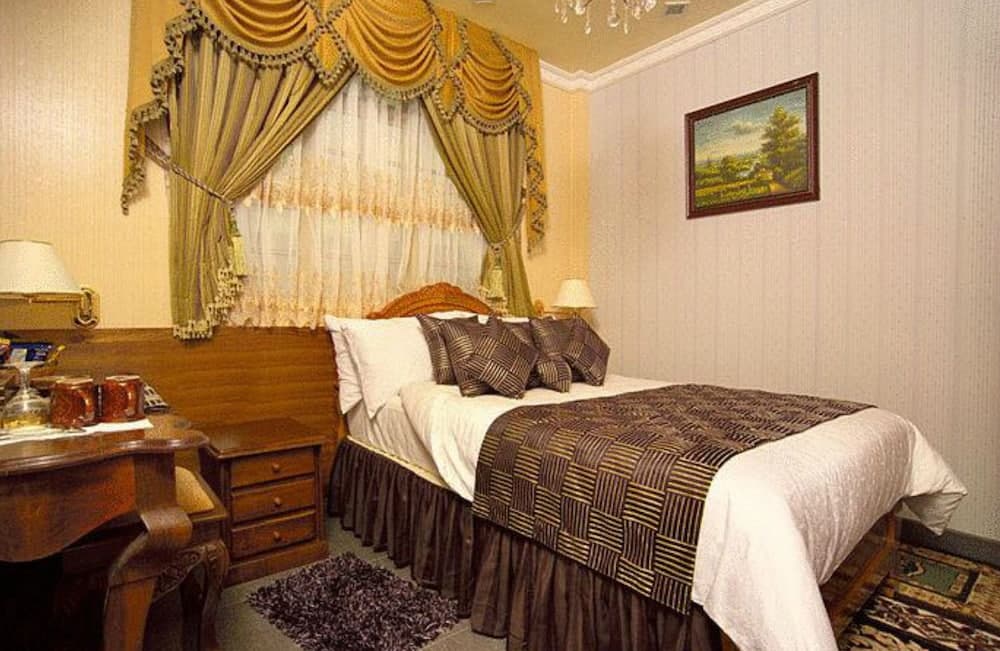 Loona Hotel