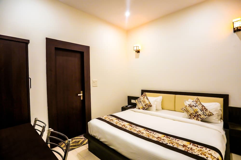 Hotel Four Apple