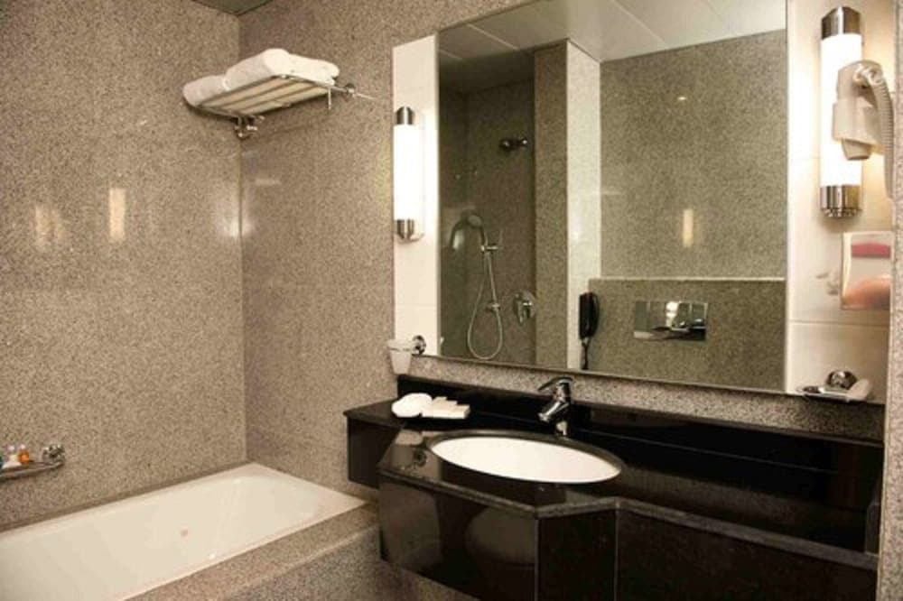 The Avenue Suites