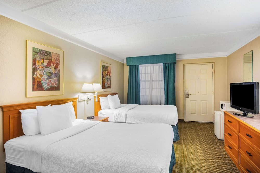 Super 8 by Wyndham Eagle Pass