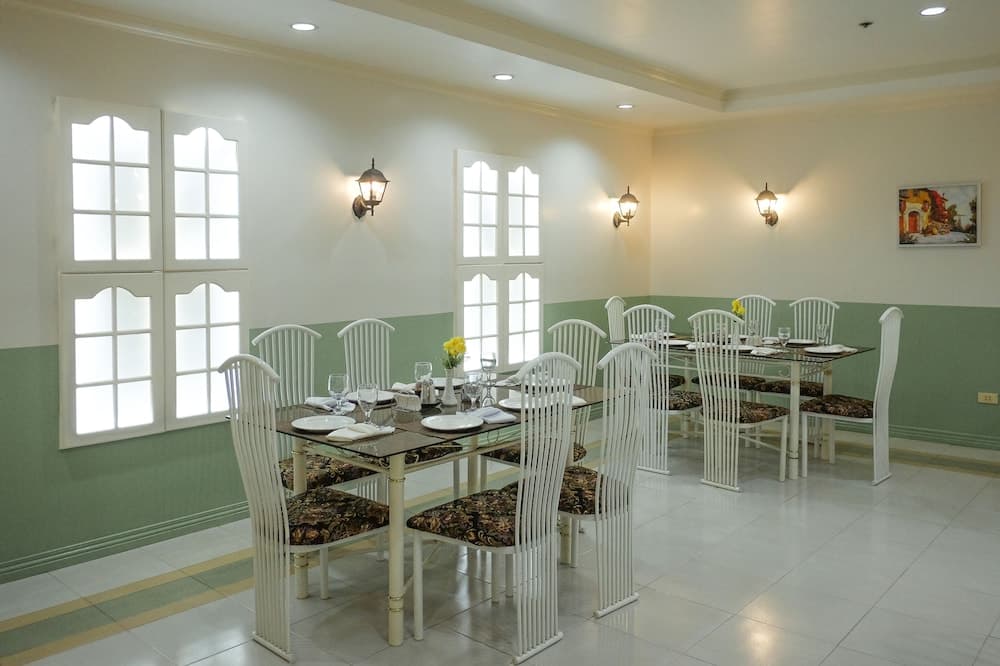 Crowne Garden Hotel