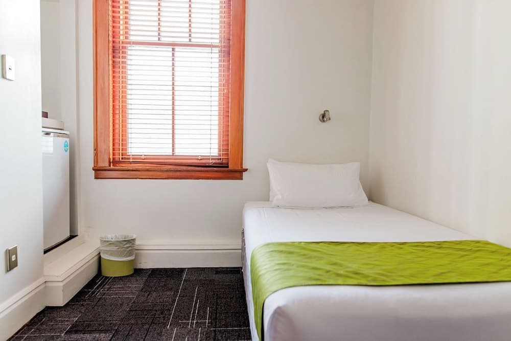 The Cambridge Hotel & Backpackers