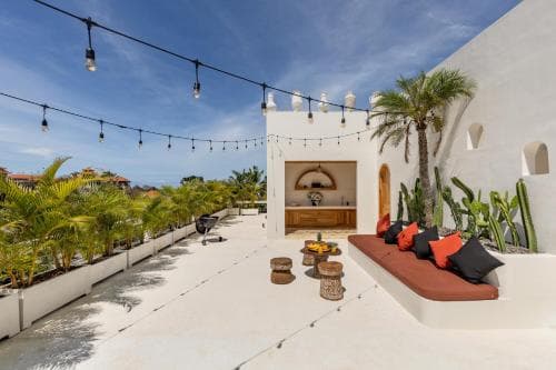 BRAND NEW 5 bd Luxury Central Villa 300m to beach