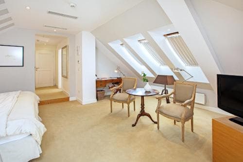Lesar Hotel Angel