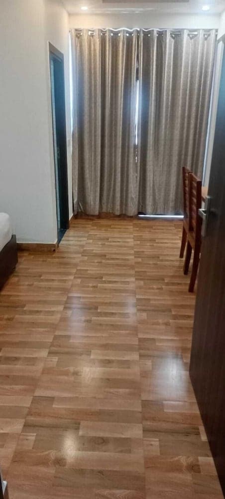 Saavi Hotel Sector 10