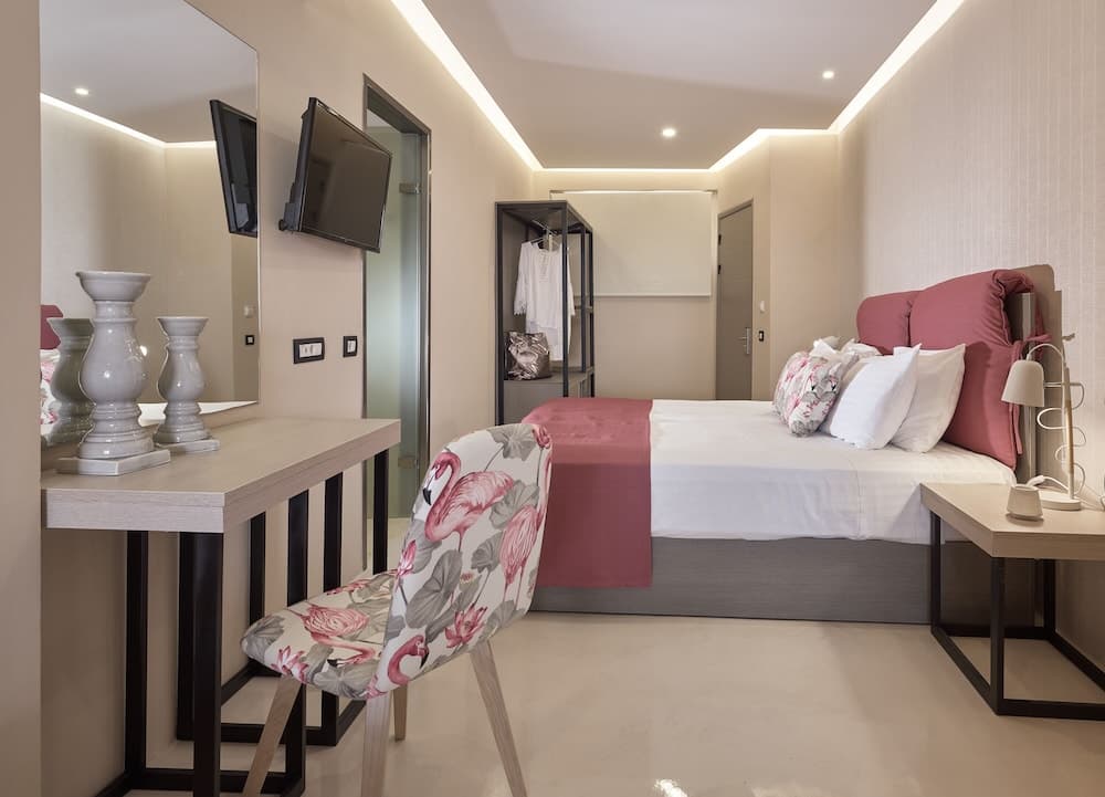 Koukounaria Hotel & Suites