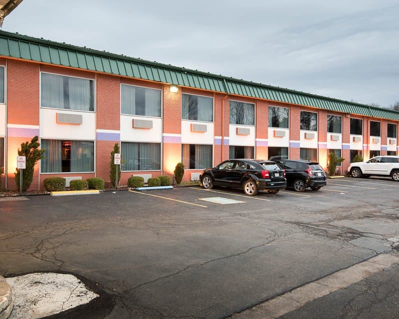 Super 6 Inn & Suites