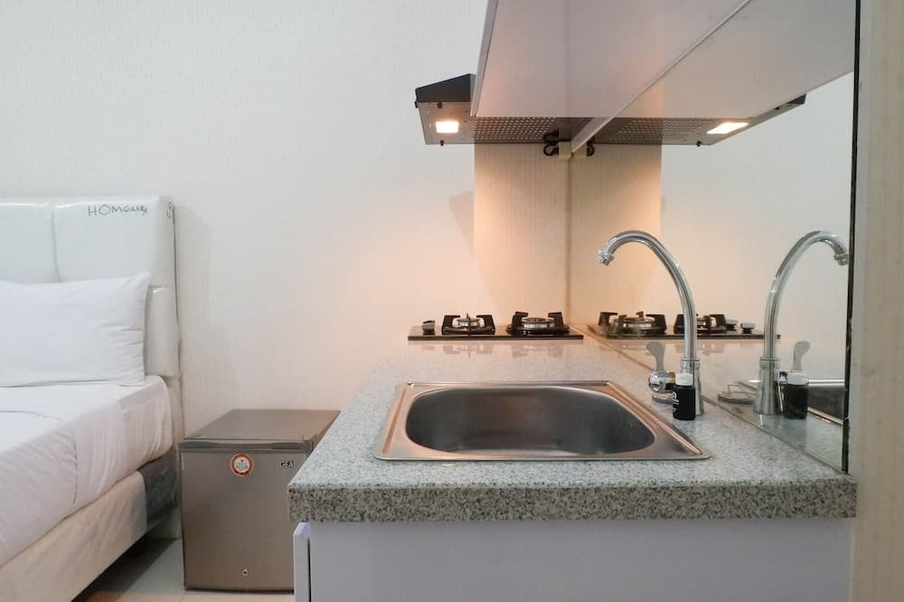 Delightful Luxurious Studio Apartment Connected to Pakuwon Mall at Supermall Mansion By Travelio