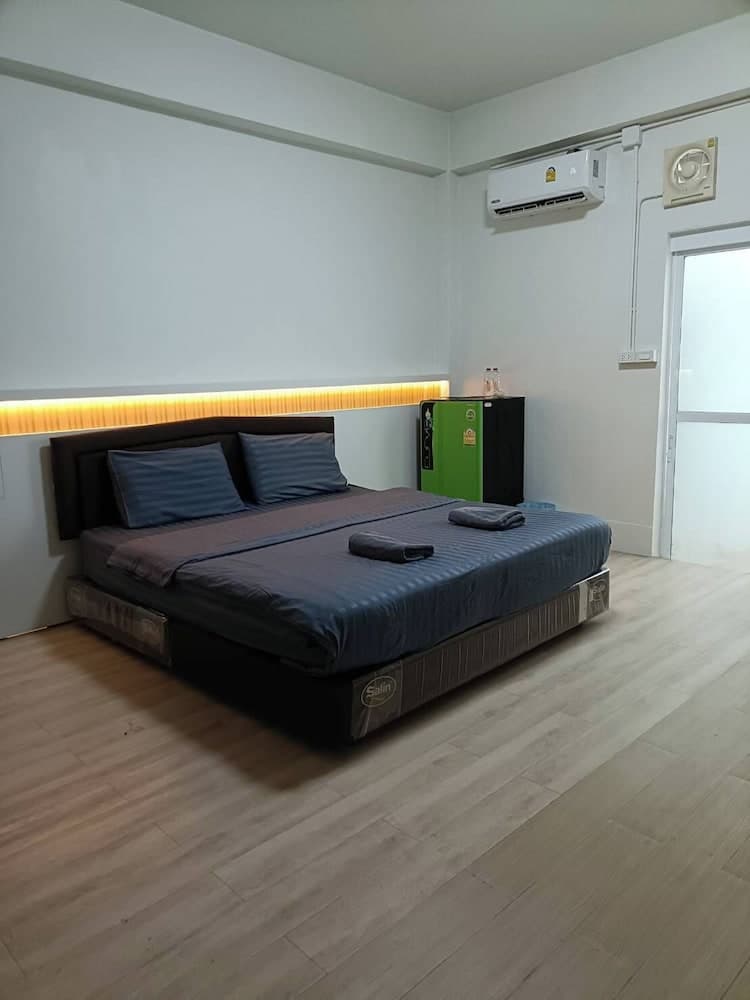 Sandee Room