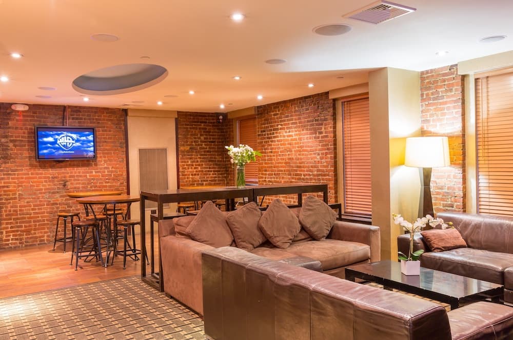 Broadway Hotel & Hostel