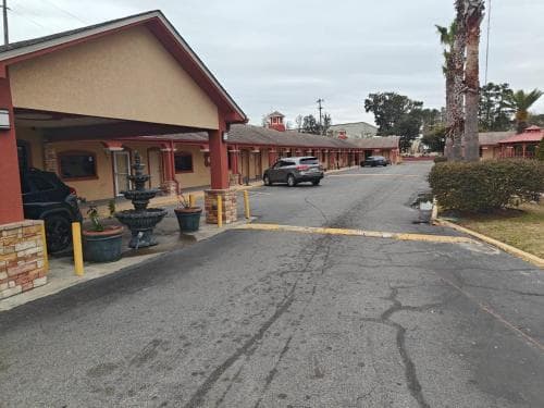 Deluxe Inn