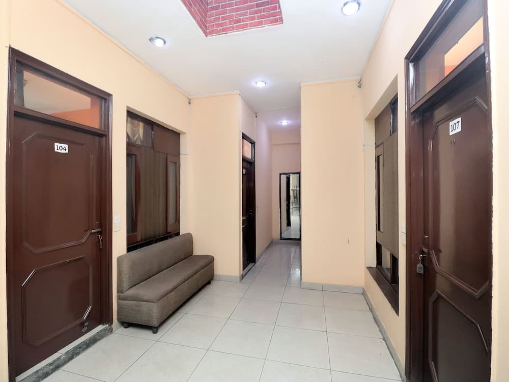 OYO 14876 Hotel Samrat
