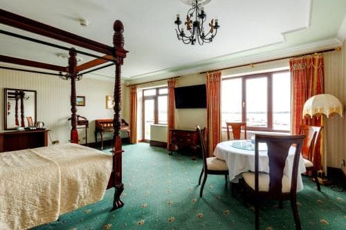 Lakeside Manor Hotel